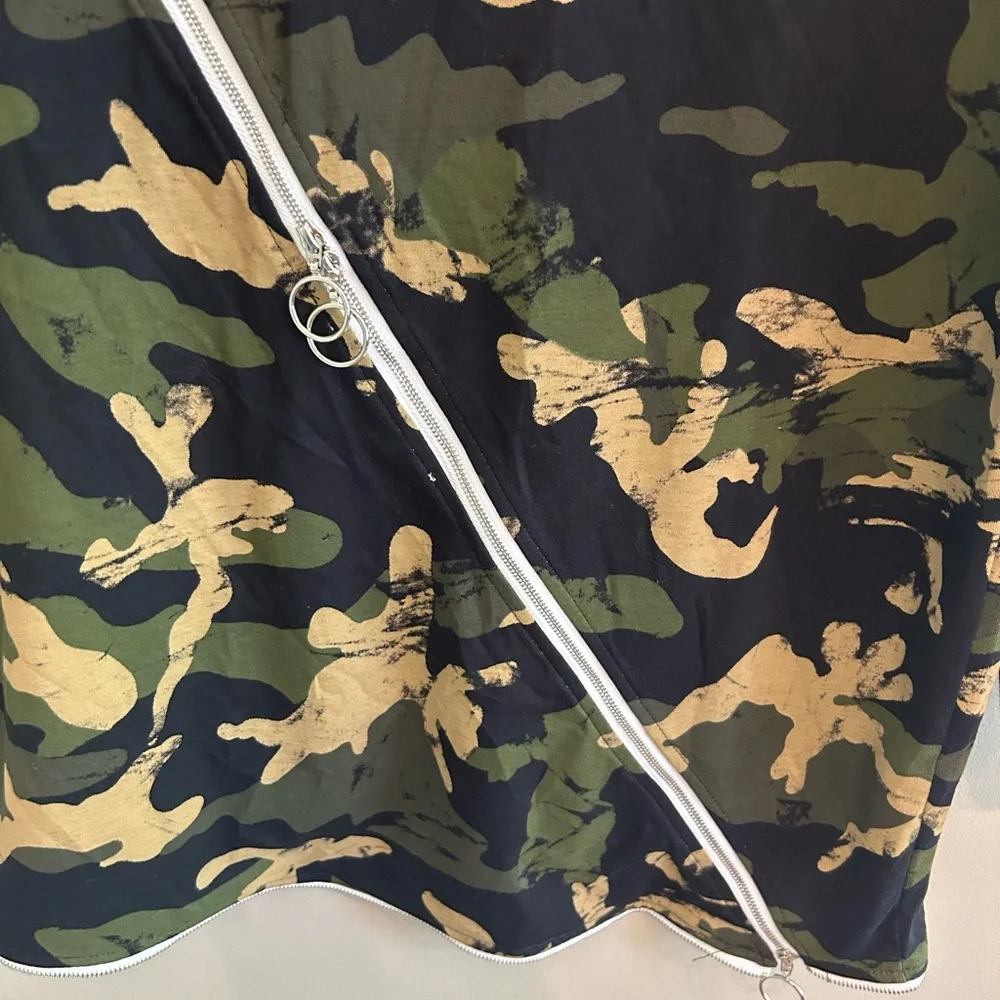 NWOT TOV Los Angeles Womens Camouflage Crazy Zipper Asymmetrical size 38/M